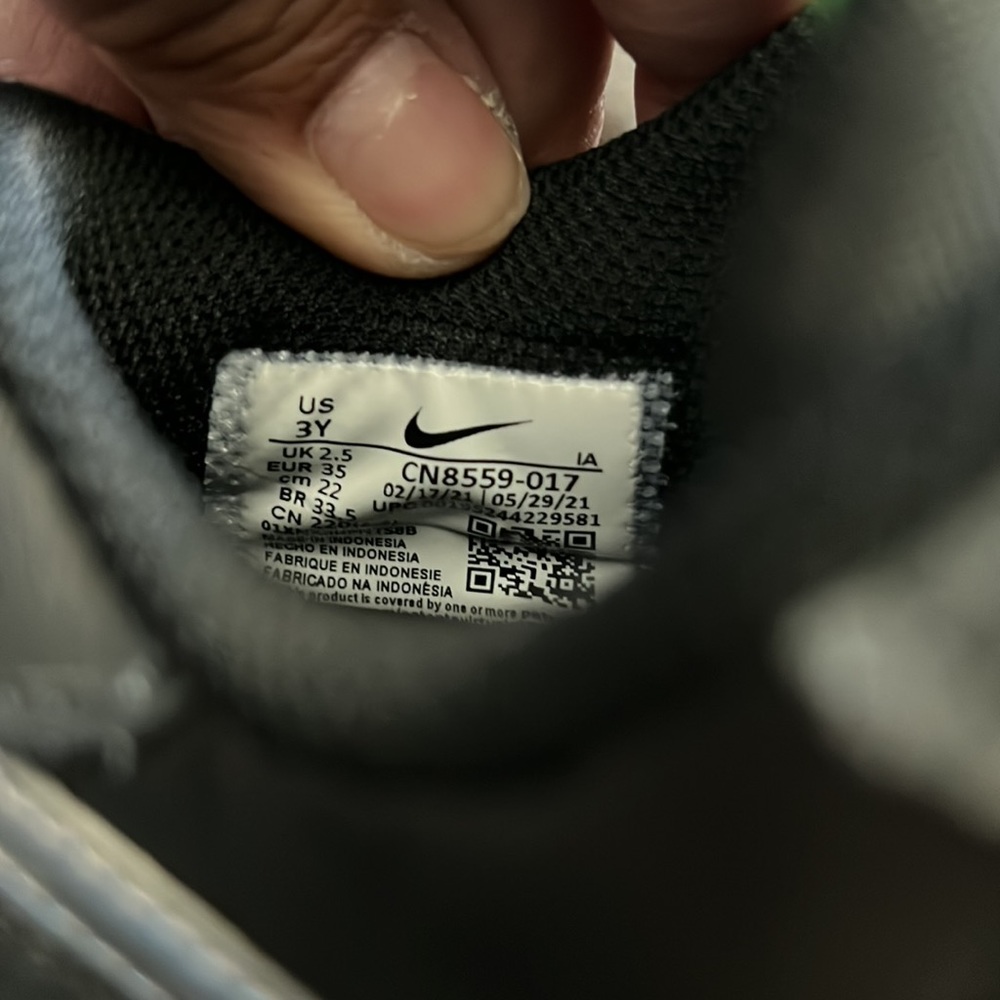 Kids Nikes - Picture 9 of 9
